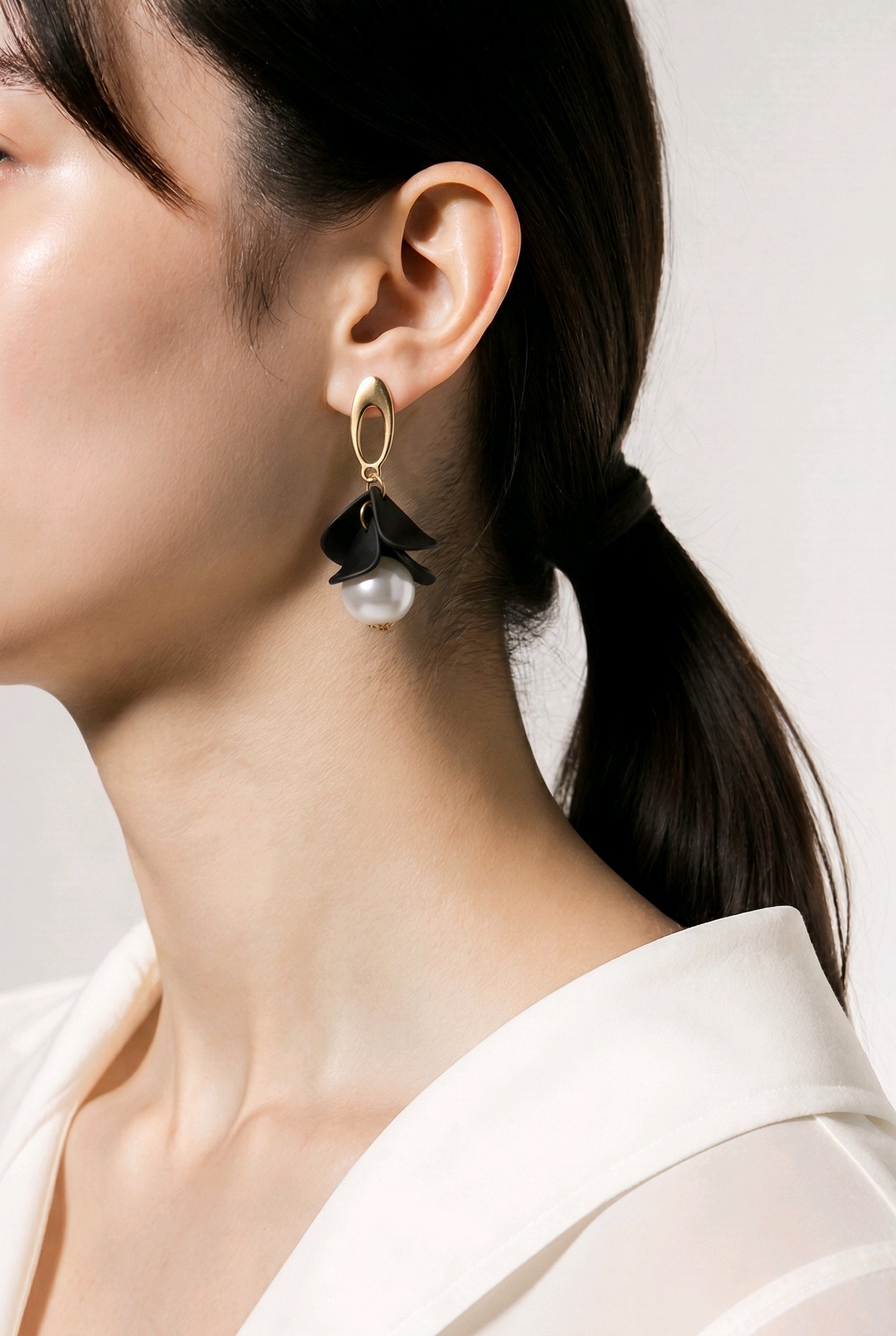 Black Flower Pearl Earring