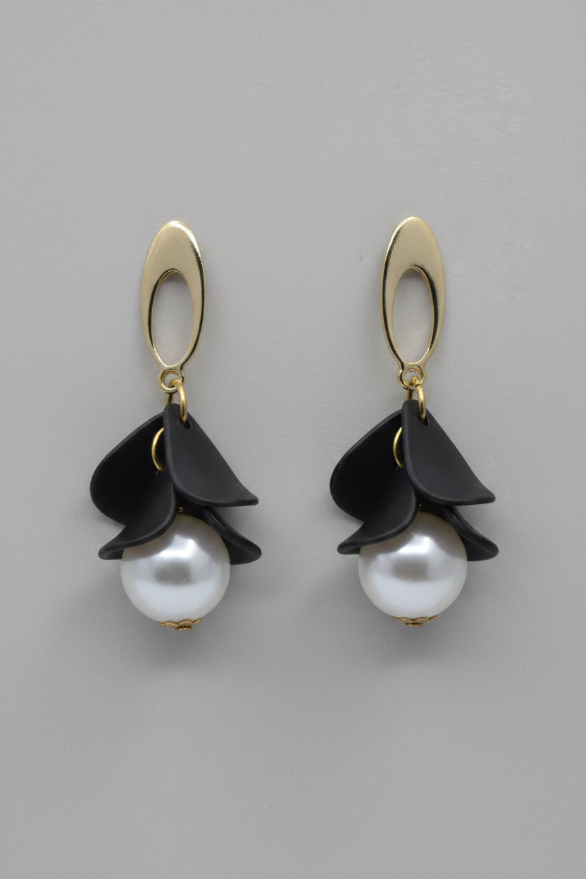 Black Flower Pearl Earring