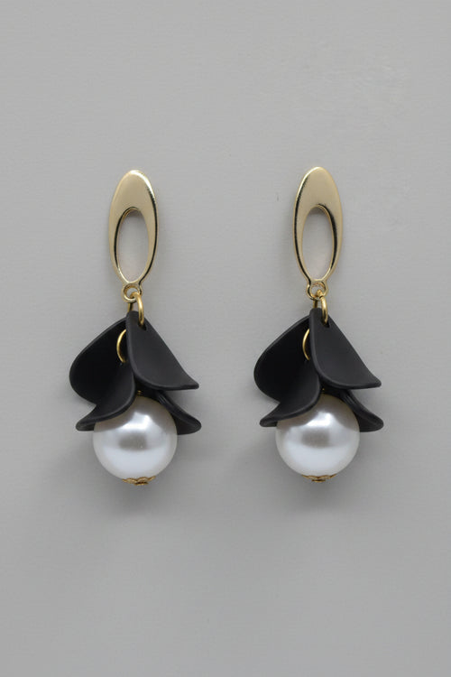 Black Flower Pearl Earring